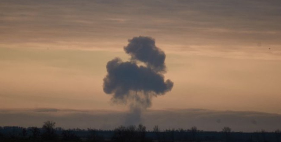 В Крыму прогремели многочисленные взрывы: под атакой могут быть аэродромы оккупантов и воинские части. Видео