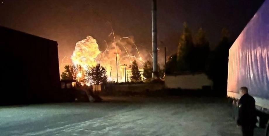 В российском Брянске ад: аэропорт попал под атаку дронов. Фото и видео
