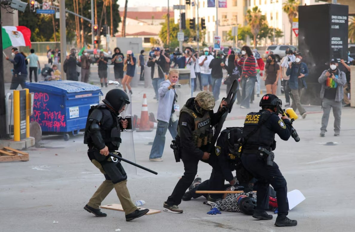 В США вспыхнули протесты из-за иммиграционных рейдов: Трамп привлек Нацгвардию для их подавления