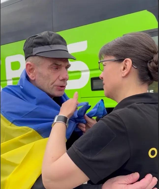 "Сделал то, что мог": сеть тронули кадры с освобожденным из плена защитником, который ищет свою дочь. Видео