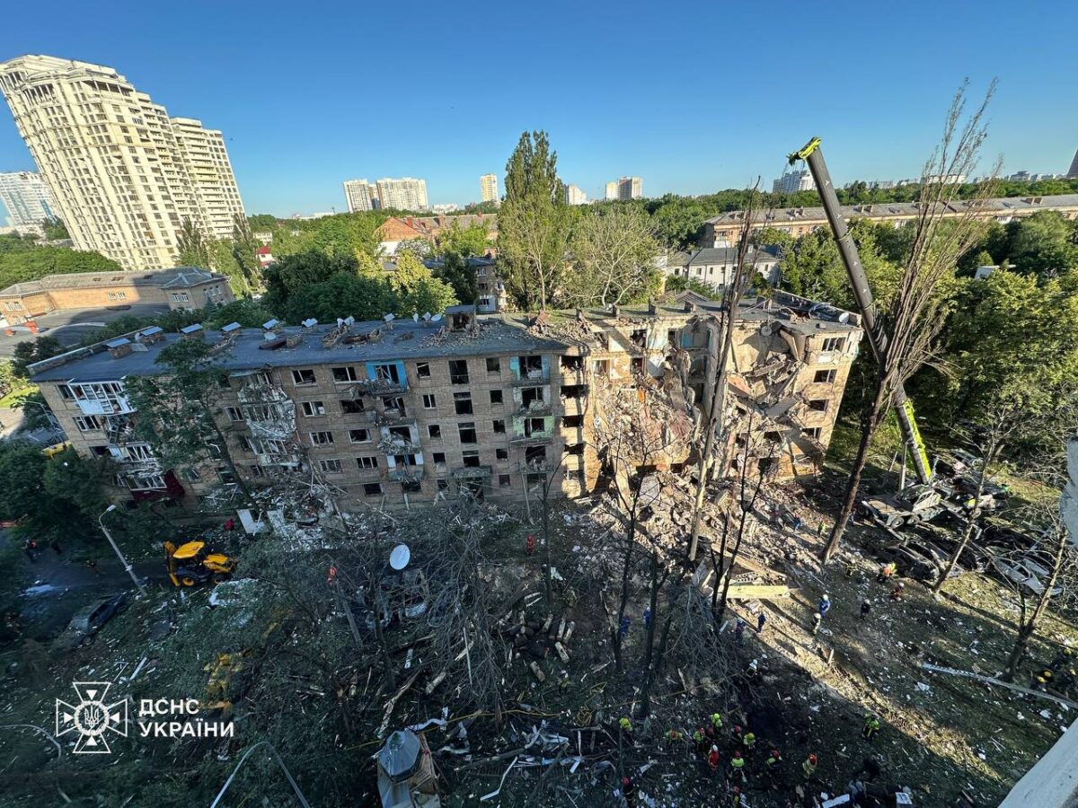Россия атаковала Украину ракетами и дронами. В Киеве разрушен подъезд многоэтажки (Видео)