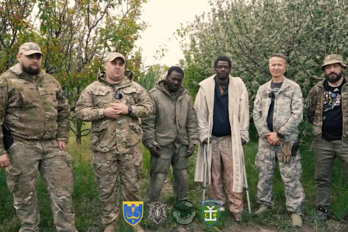 Наемники России из Камеруна попали в плен к украинским защитникам. Видео