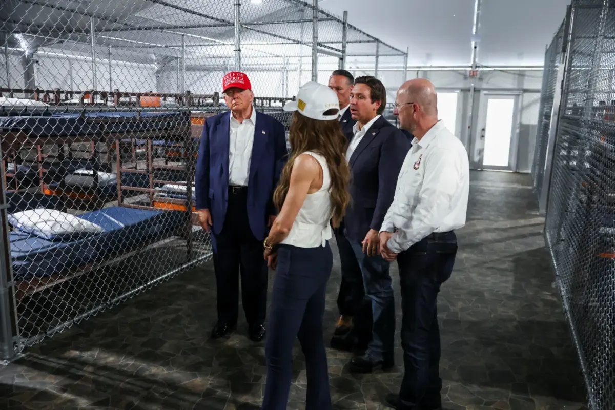 Трамп посмеялся над мигрантами, которые попадут в новый центр содержания «Аллигаторский Алькатрас»