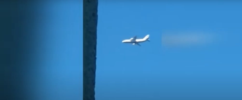 В небе над Киевом заметили самолет: что это было