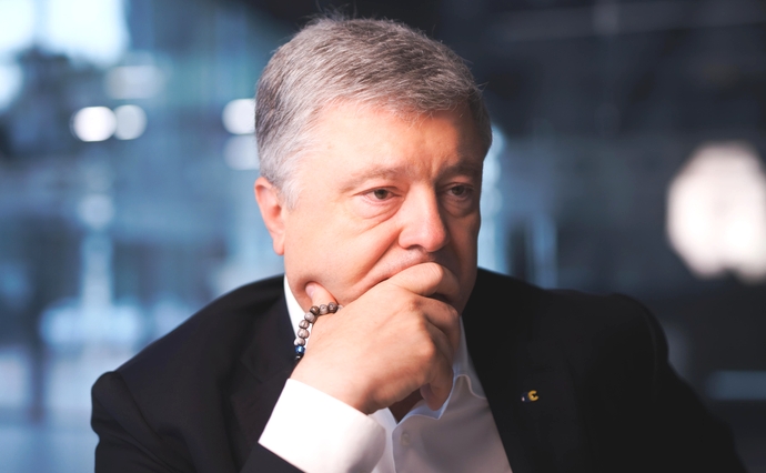 По одному сценарию: Порошенко указал, что общего между ликвидацией независимости НАБУ и САП и введением санкций против него