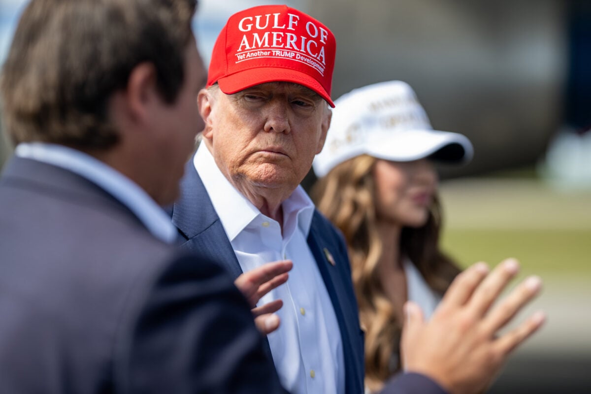 СМИ: Генпрокурор сообщила Трампу, что его имя фигурирует в деле Эпштейна