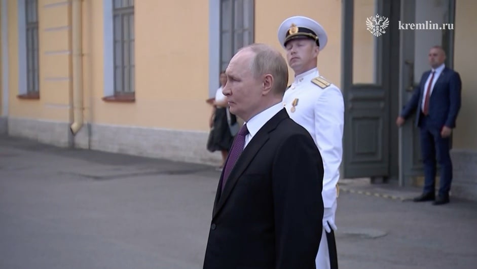 Путин приехал в Петербург на день ВМФ и впервые с октября прошлого года вышел к людям на улице