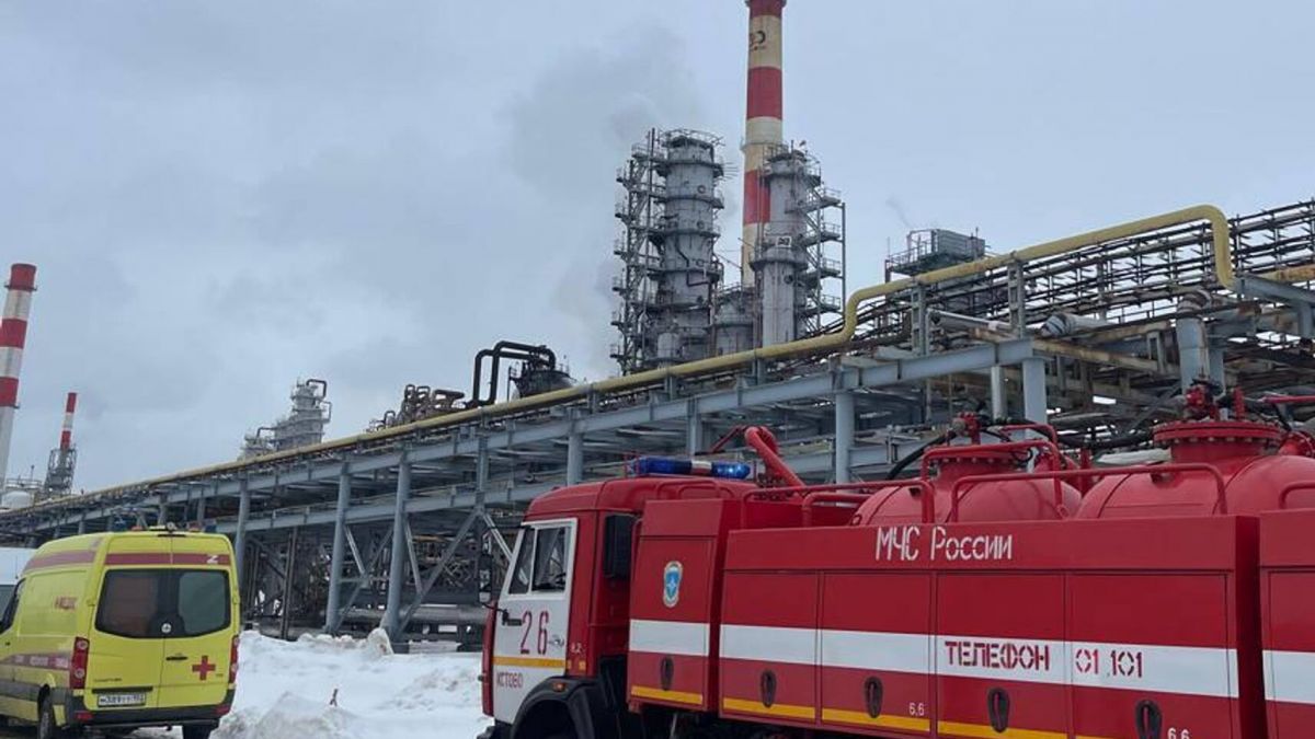 После удара беспилотников Рязанский НПЗ остановил половину мощностей, Новокуйбышевский НПЗ остановился полностью