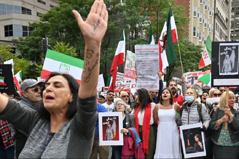 Поджог военной базы и первые погибшие: протесты в Иране обостряются