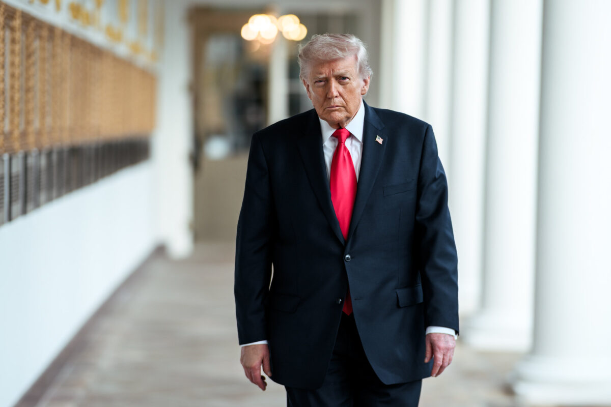 СМИ: Трамп заставляет подчиненных носить обувь, которую он подарил, даже если размер не подошел