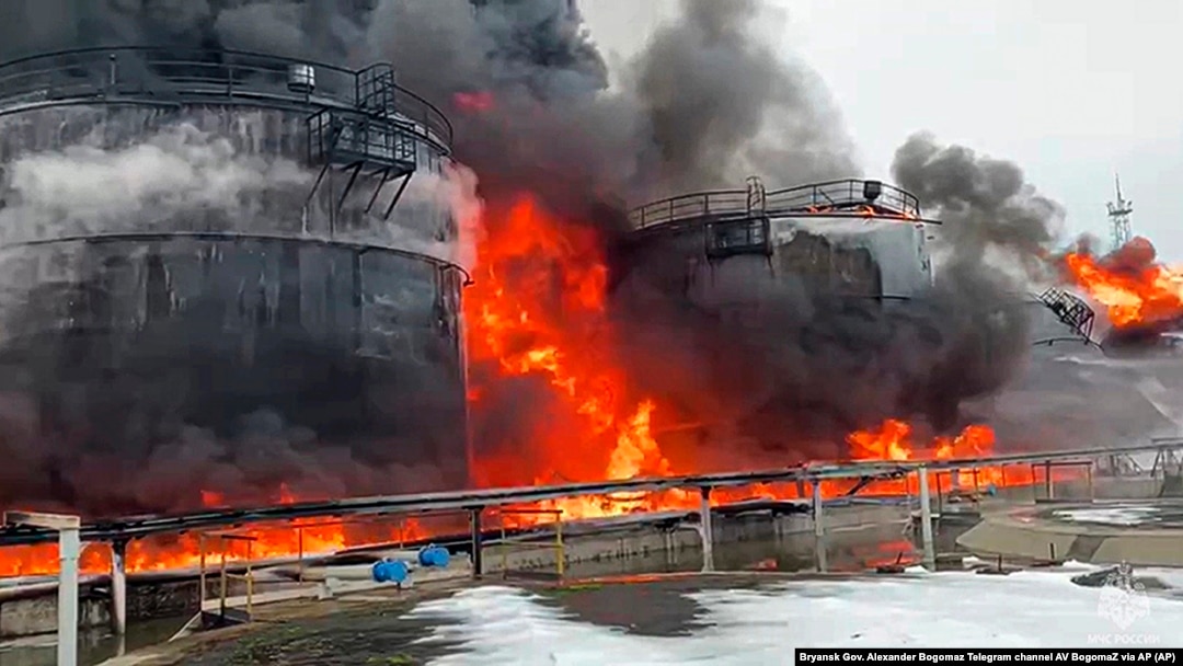 В Краснодарском крае горит нефтебаза после атаки дронов