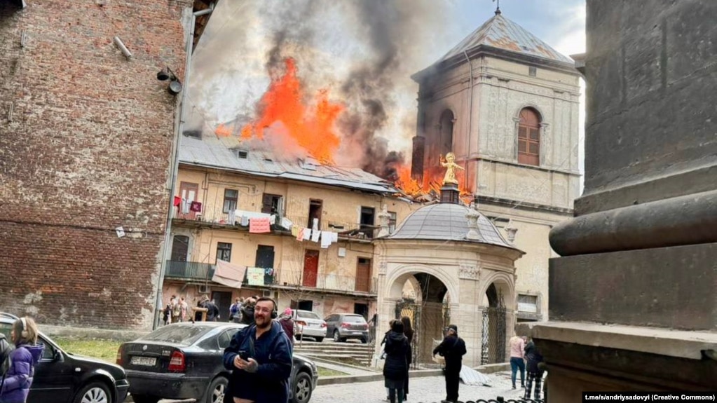 Российские дроны атаковали Львов: в центре города повреждены дома и церковь.