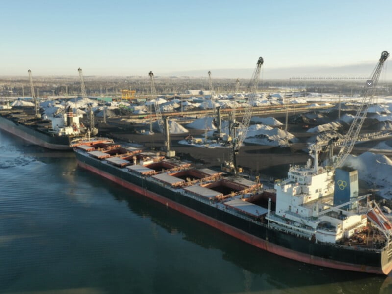 "Подарок ко Дню СБУ". В спецслужбе рассказали, как поразили нефтетерминал одного из ключевых портов РФ