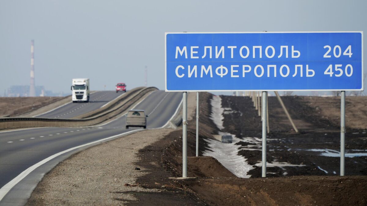 Российским военным приказали перевозить топливо в Крым гражданским транспортом