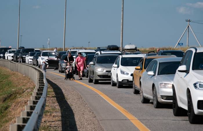 Количество автомобилей в очереди к Керченскому мосту выросло до более чем 2000