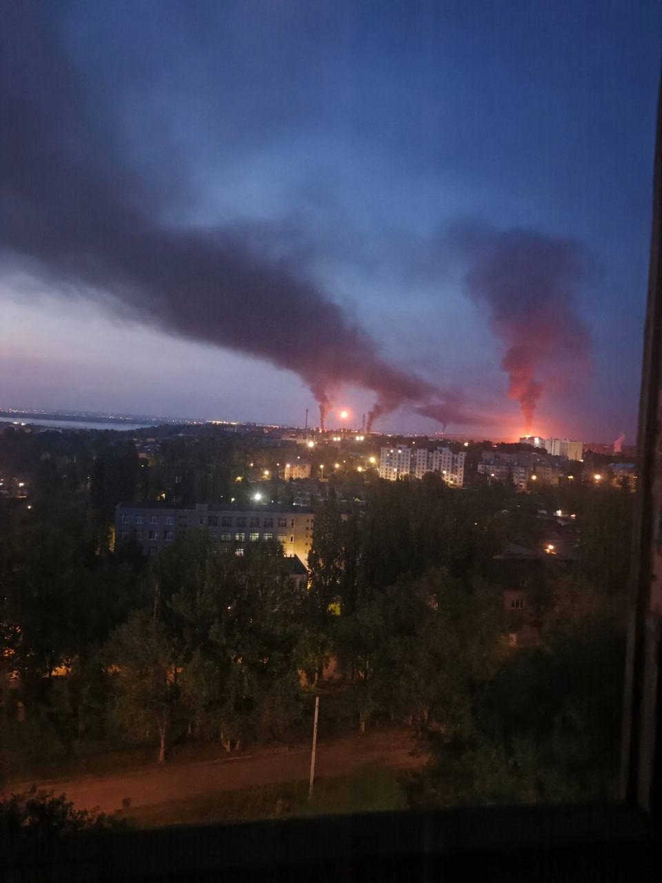 В Саратове после атаки дронов пылает НПЗ